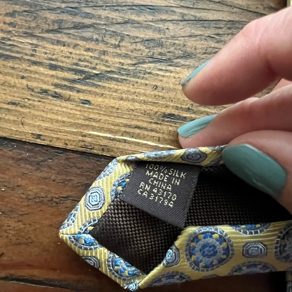 Tasso Elba NWT 100% silk yellow and blue classic medallion pattern tie - Picture 3 of 3